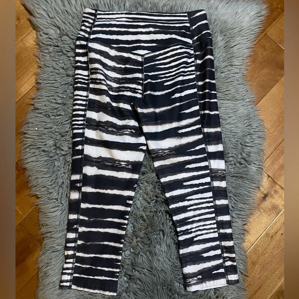 Nike One Legend Stripe Capri Leggings Black White Size Small - Image 3