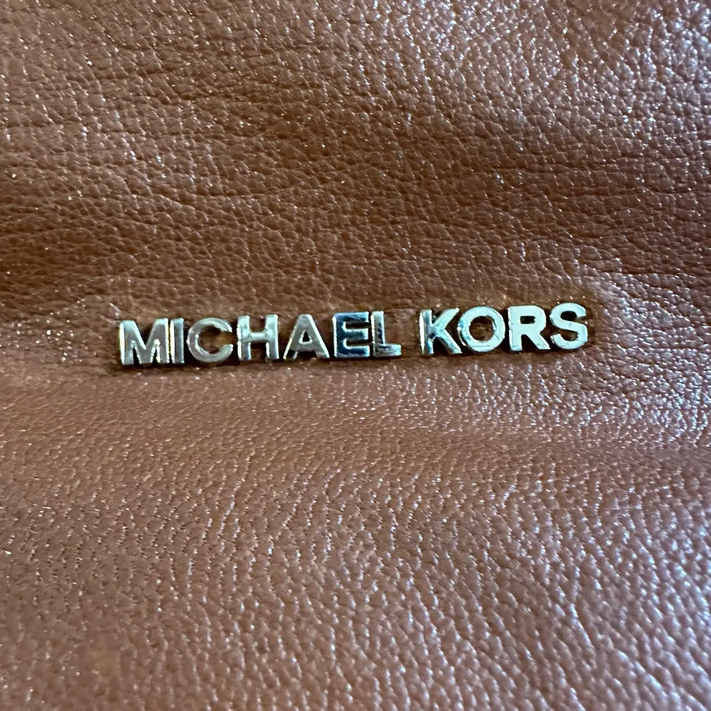 Michael Kors • Vanessa Medium Leather Shoulder Purse Gold Soft Expands Side Zip - Image 2