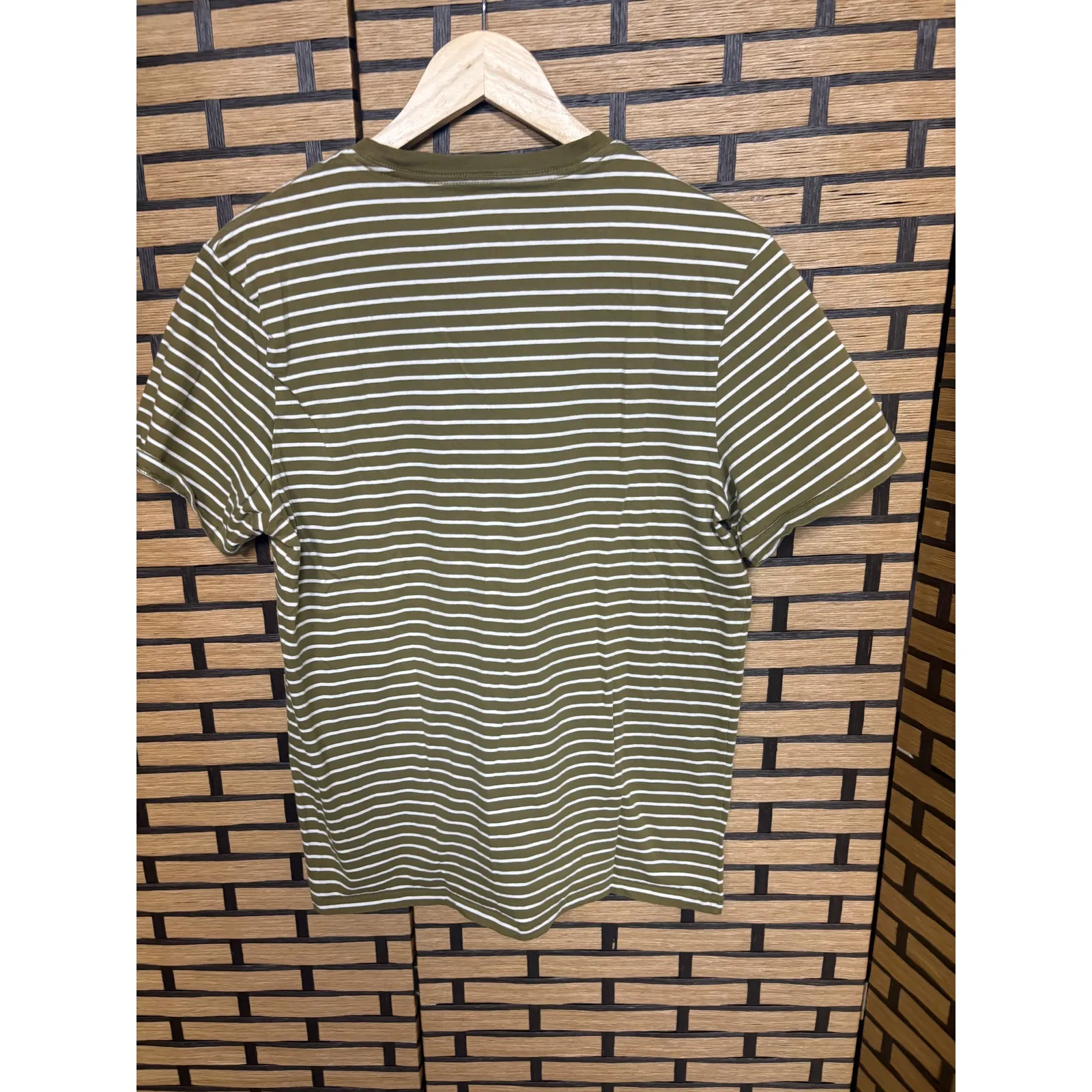 Everlane Uniform Olive Green and White Stripe Tee Size Medium - Image 2