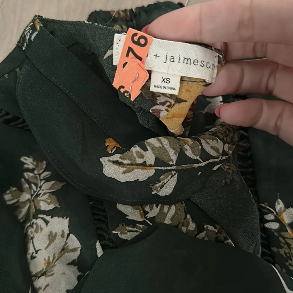 Adorable floral top size XS - Image 4