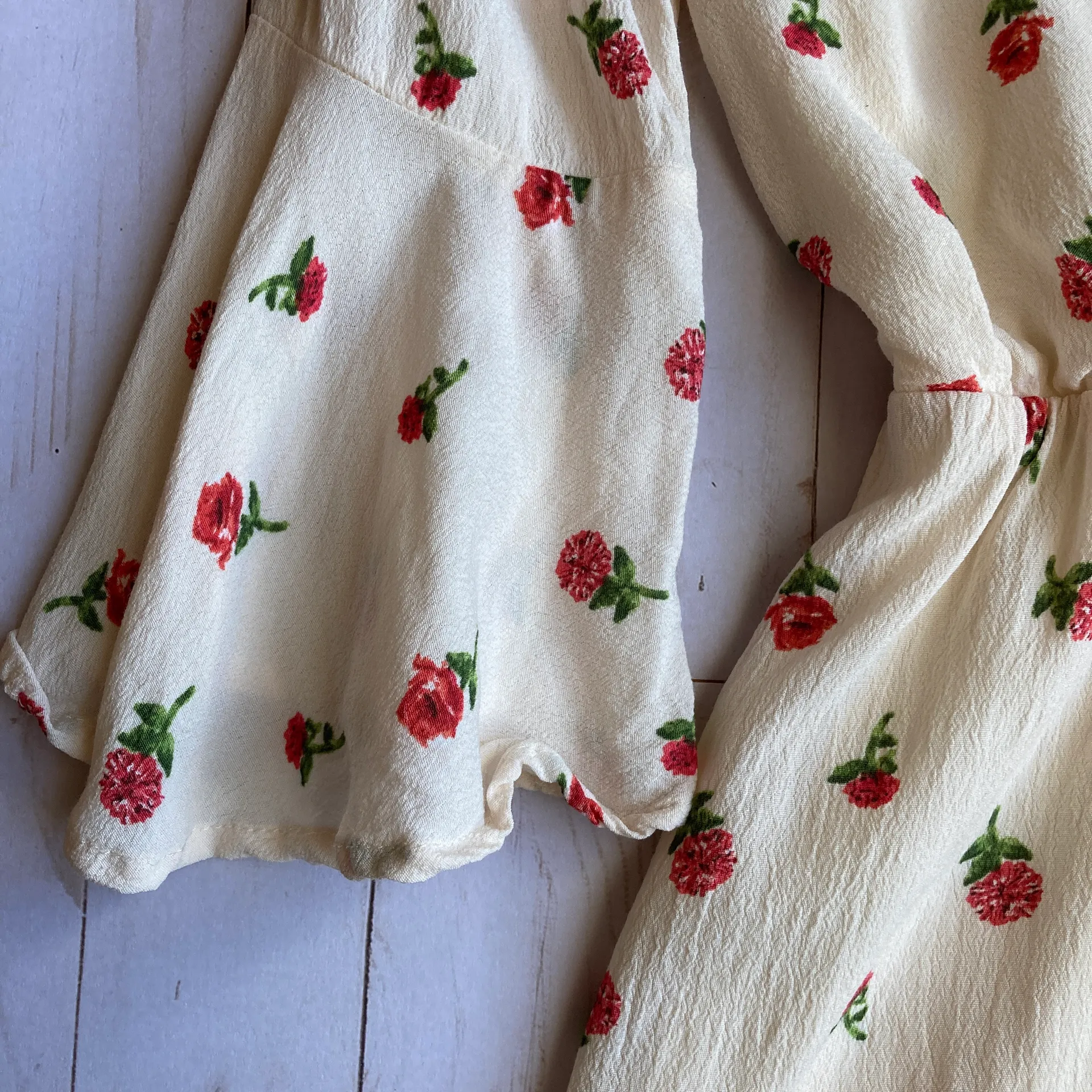 Rose Print Floral Ruffle Cream 3/4 Sleeve Romper Sz L - Image 5