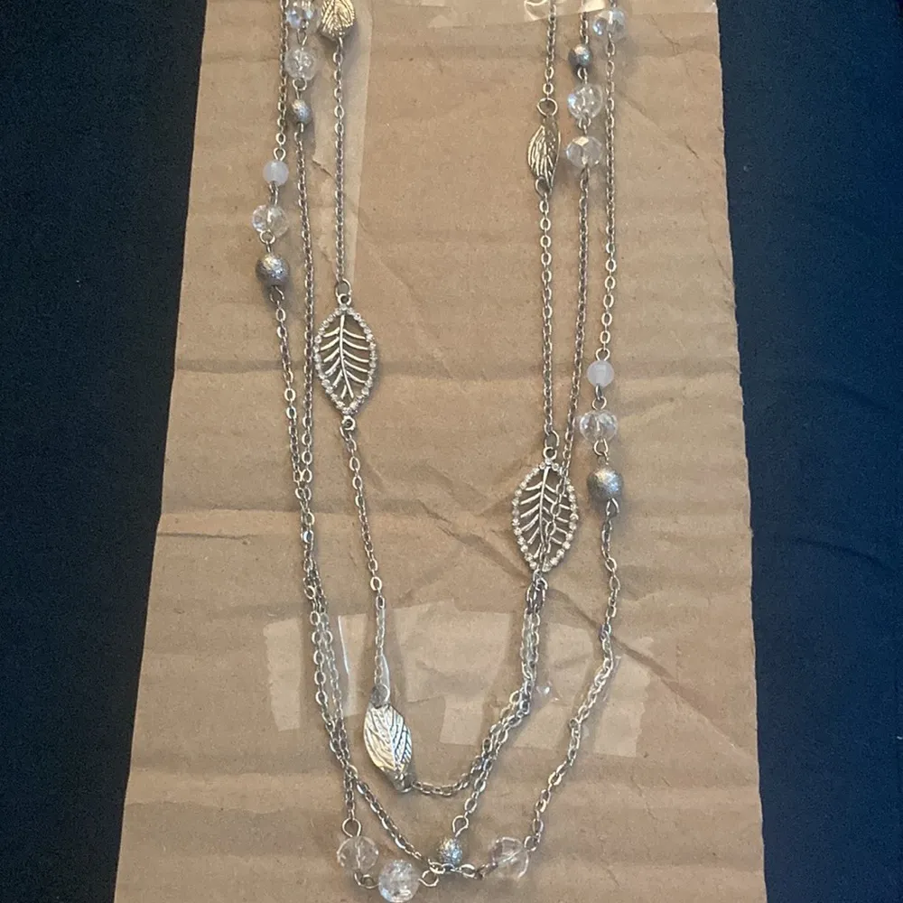 Lot of 3 Necklaces. 1 turquoise color, 1 3 strand leaves, 1 Shorter Faux pearl - Image 4