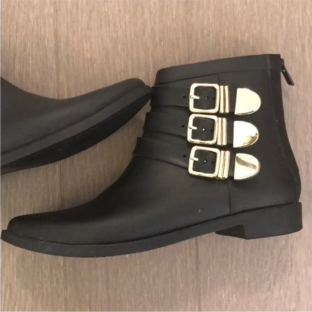 Fenton Rain Boot Black Rubber Bootie Short Buckles size 7 - Image 5