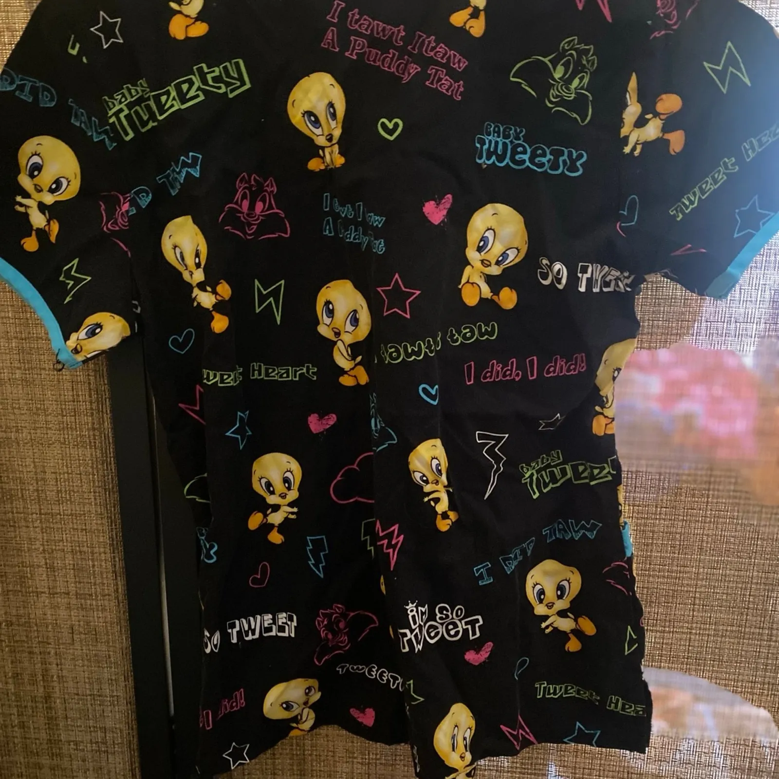 Vintage looney tunes tweety bird Scrub Top size small - Image 4