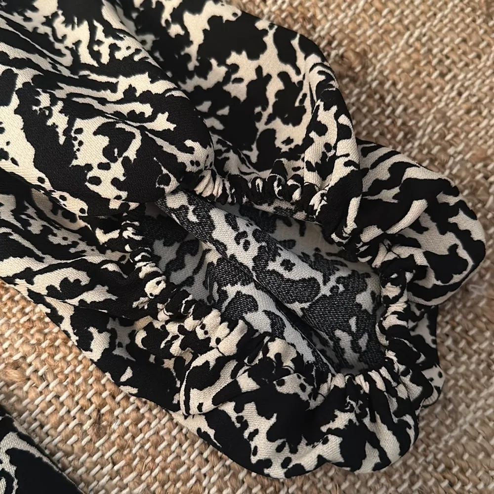 H&M Balloon Sleeved black and White Printed Dress Medium - Image 5