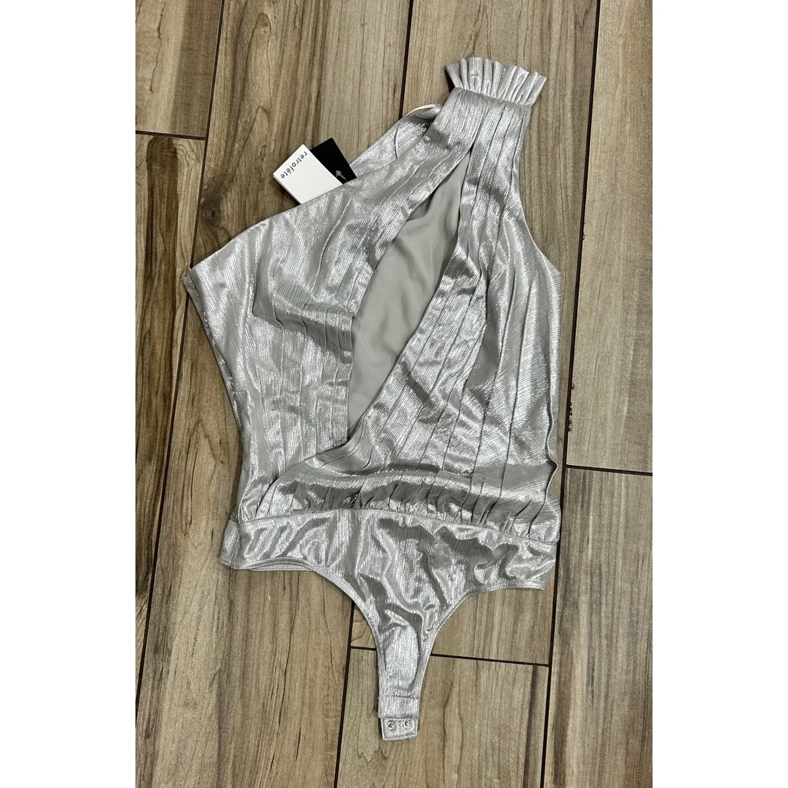 NWT RETROFÉTE Cassie Lamé One Shoulder Gunmental Bodysuit / Top $395 Silver - Image 4