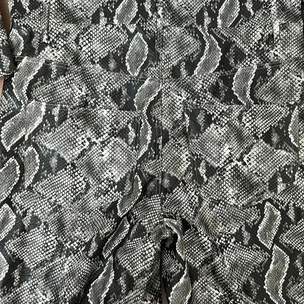 NONchalant Label Revolve Python Jumpsuit RARE! Sz XS Gray - Image 10