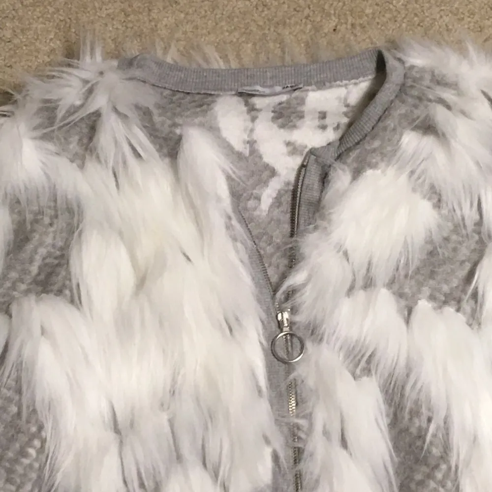 NWOT Zara Faux Fur Design Zip Up Sweater Size Med. - Image 3