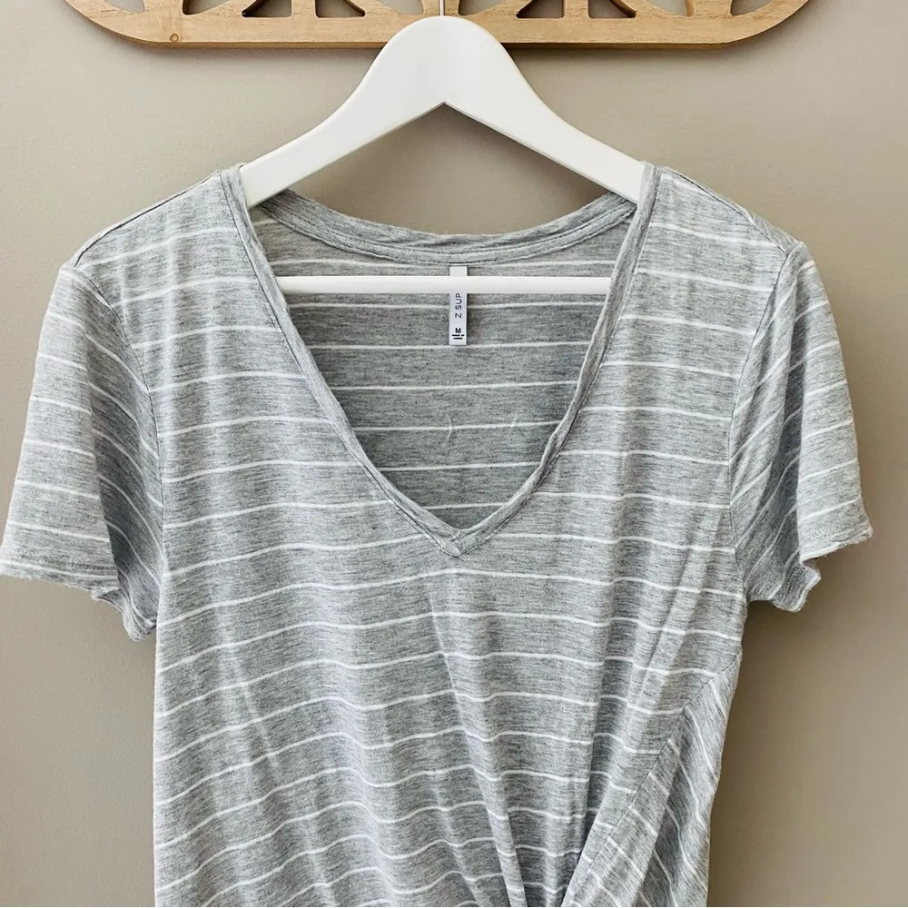 Z Supply Striped Front Knot Tee Shirt Gray Sz Medium - Image 2