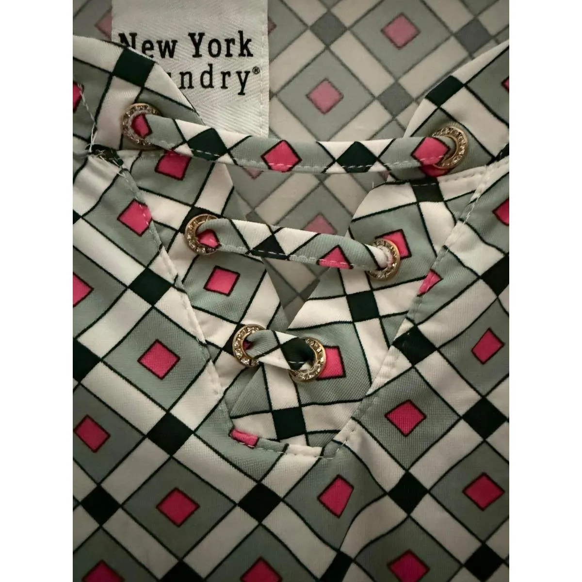 NEW New York Laundry Blouse Large Geometric Multicolor Cap Short Sleeves Keyhole - Image 3