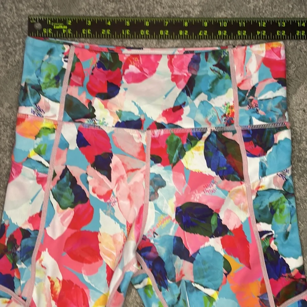 Zyia active dual zipper pocket light n tight Hi-rise floral capri legging - Image 3