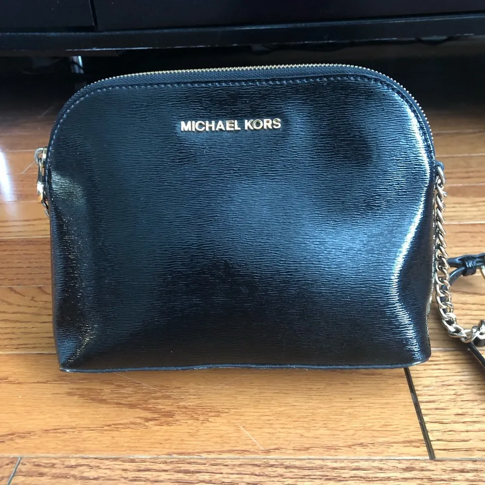 MICHAEL Michael Kors Black Textured Patent Leather Gold-tone Cindy Crossbody Bag - Image 3