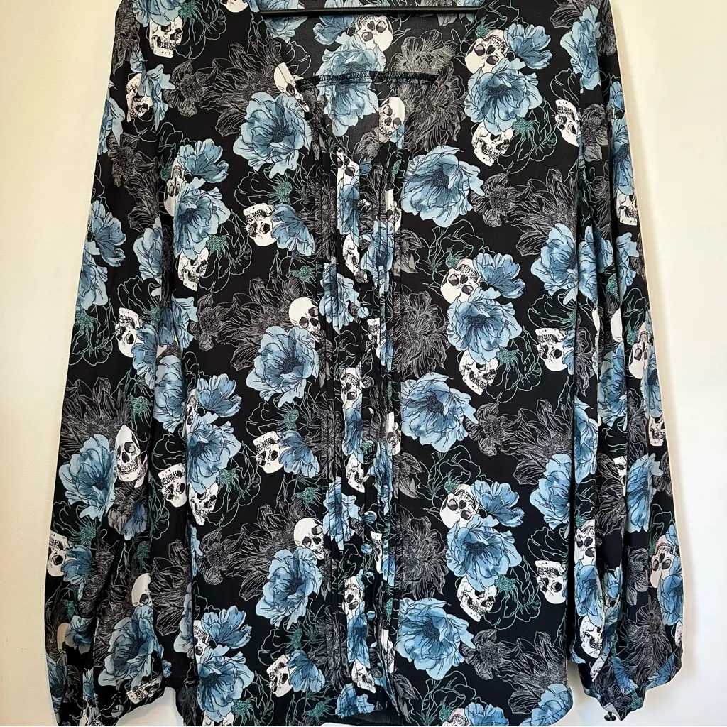 Torrid Georgette Pintuck Rose and Skull Blue and Black Blouse - Size 2 - Image 3