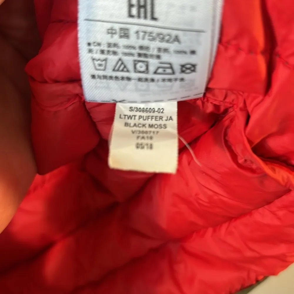 Gap lightweight puffer in black moss size small. Ex cond! - Image 9