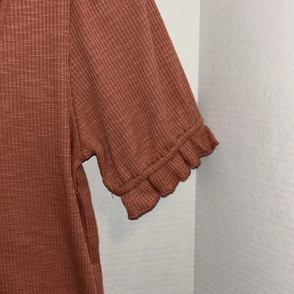 WISHLIST BRAND  DARK PINK…MAUVEY COLOR TOP WITH SMALL RUFFLE ON SHORT SLEEVES - Image 5