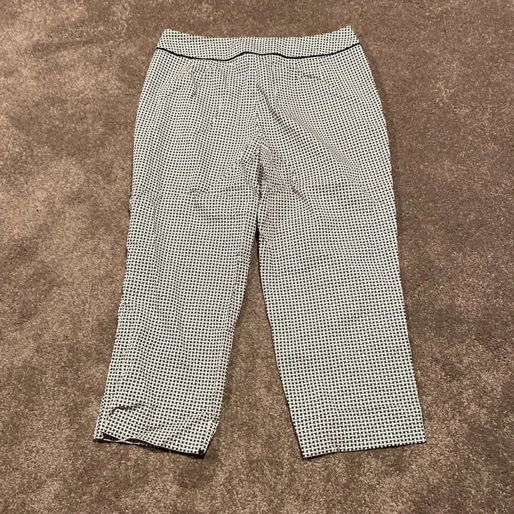 Talbots  Black White Geometric Print Stretch Capri Pants SIZE 12 - Image 5
