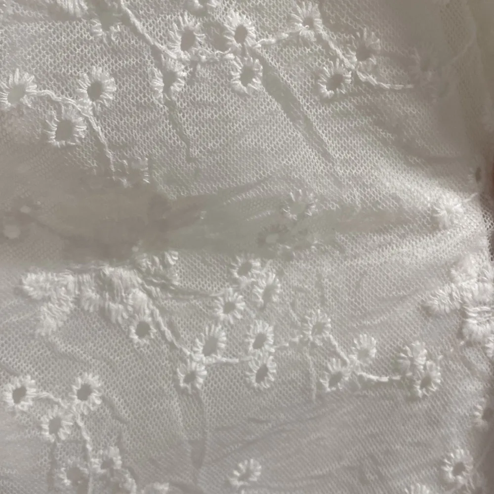 Cupcakes & cashmere womens size M white lace sleeveless flounce crop top blouse - Image 8