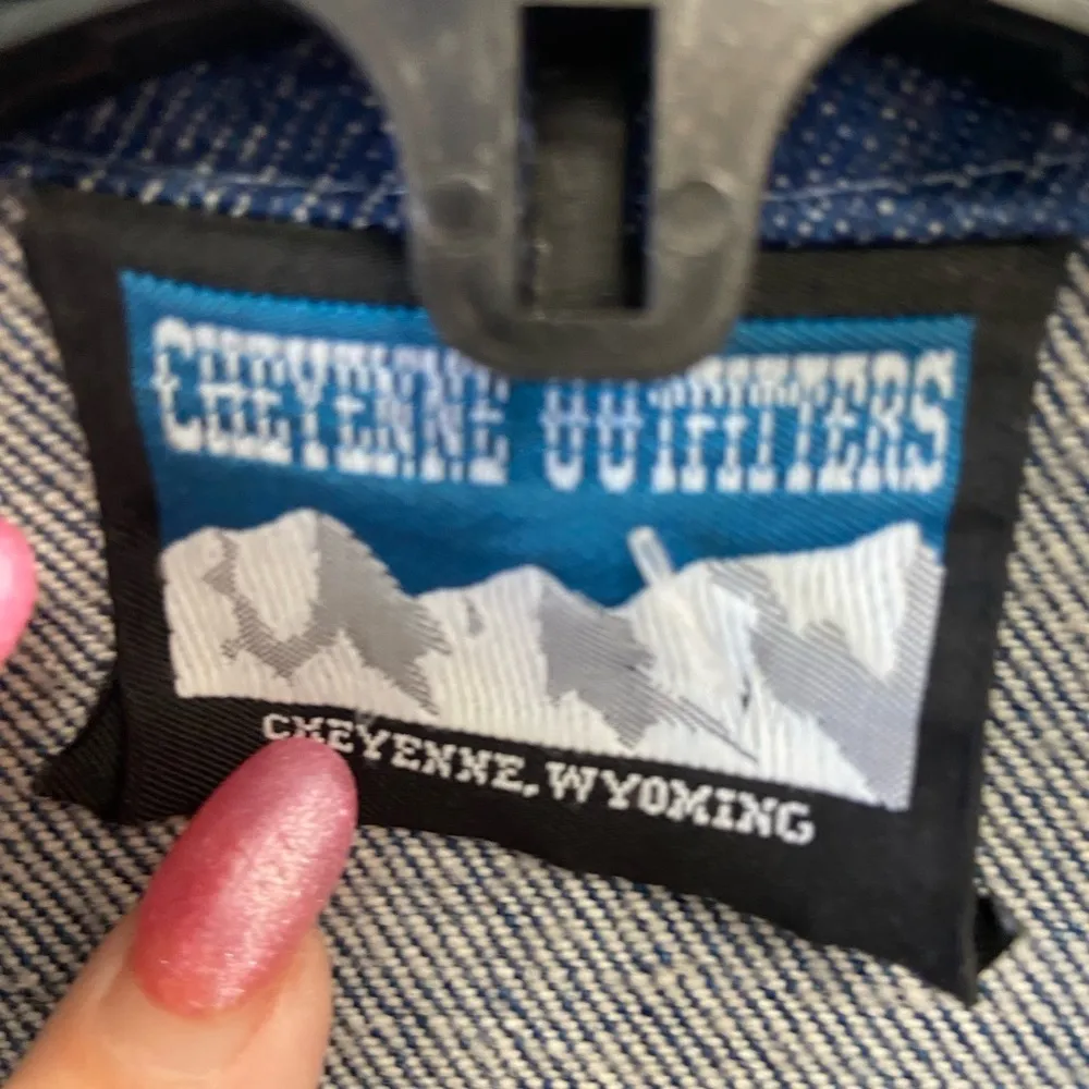 Cheyenne outfitters Small Western denim jacket with studs button up short $69 Blue - Image 3