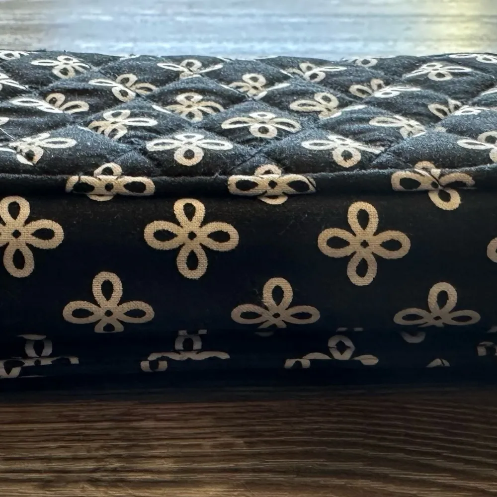 Vera Bradley  RFID All In One Clutch Wristlet Resort Medallion Black And‎ White - Image 3