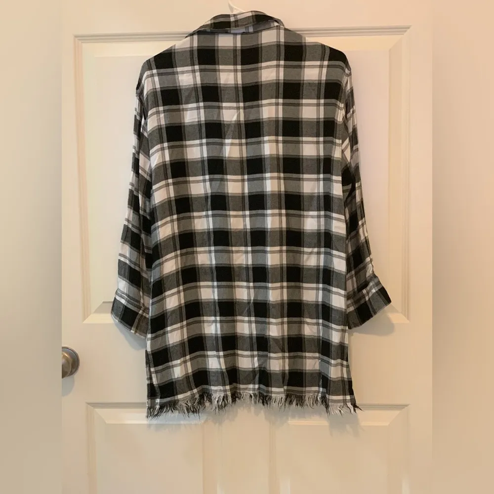 Umgee Black and White Oversized Notched Collar Button Down Shirt.  Size-Medium - Image 3
