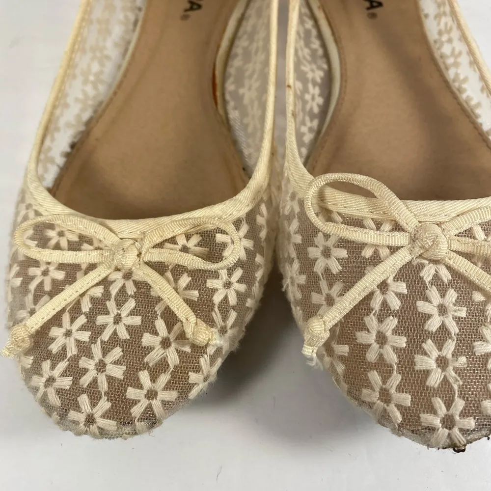 Soda Mesh Off White Floral Stitched Flats - Size 8.5 - Image 2