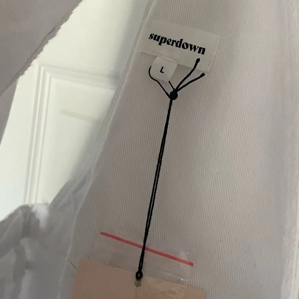 NWT SUPERDOWN Carmen White Denim Overall Shorts Sz L - Image 4