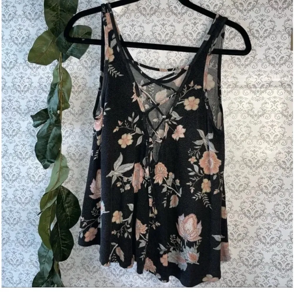Urban Girl Black Crisis Cross Floral Top Size Medium Flowy Sleeveless cami - Image 8