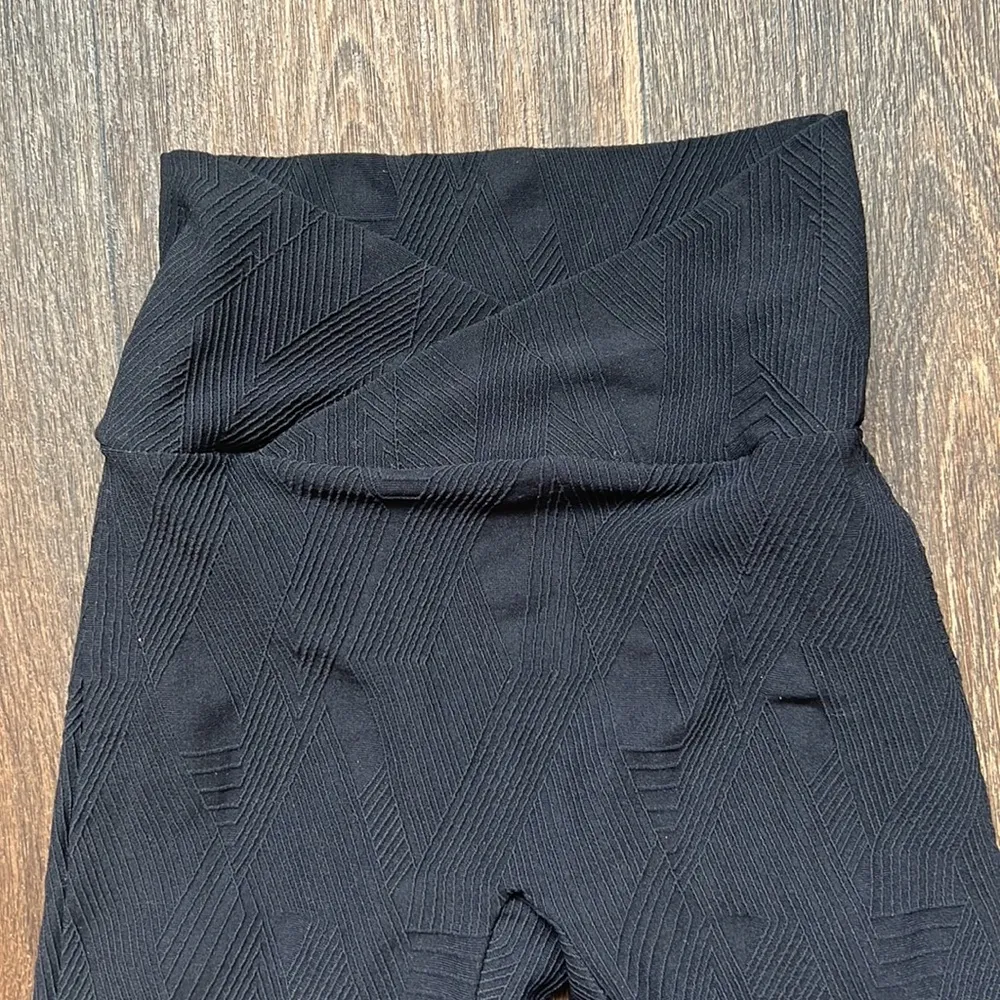 Devon Windsor Atlas Leggings in Black Textured - Image 2