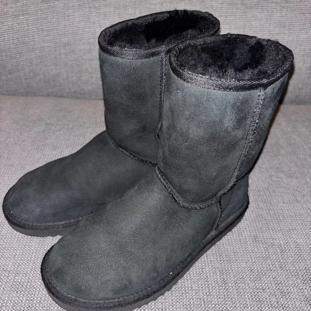 UGG  black boots, fuzzy liner, size 5 - Image 4