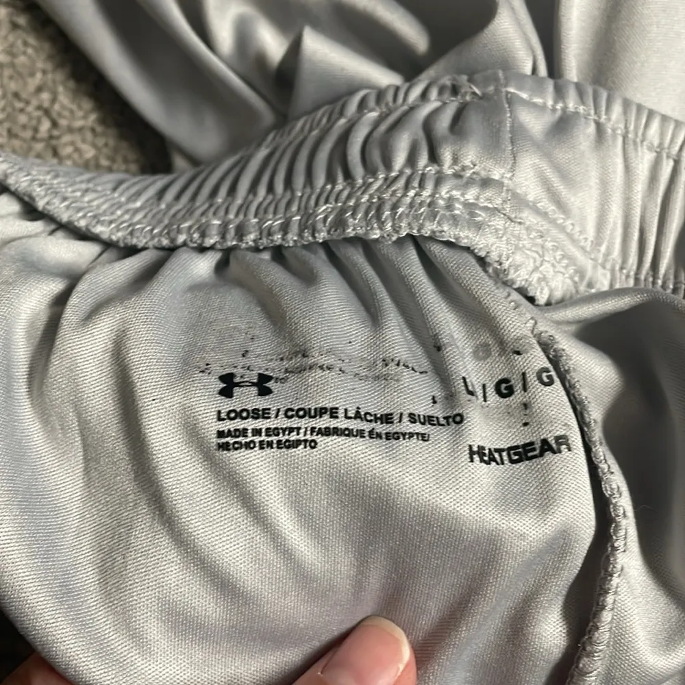 Under Armour Loose Fit Heat Gear Light Gray Womens Basketball Shorts | Large - Image 5