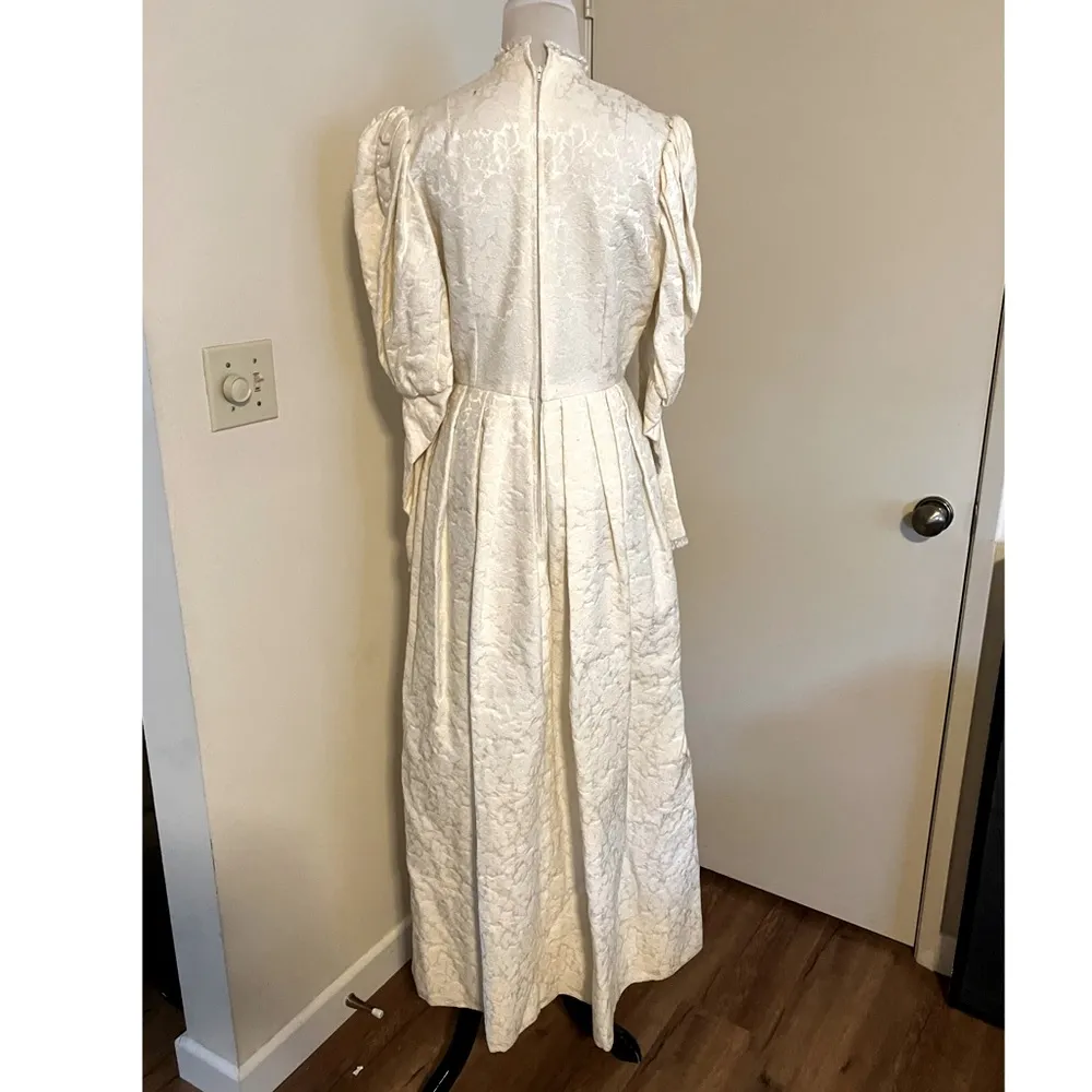 GORGEOUS SATIN VINTAGE WEDDING GOWN - Image 4