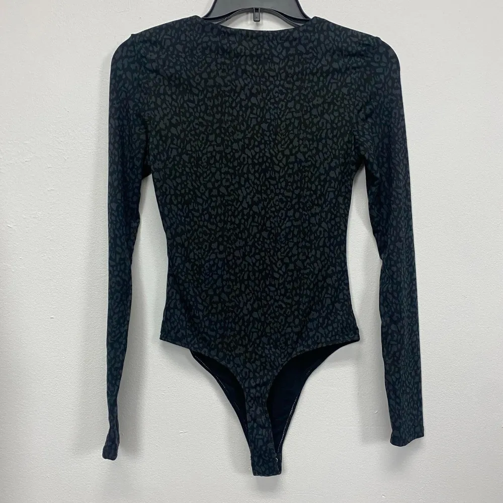 Yummy Sweater Co Junior Medium Black Gray Leopard Print Long Sleeve Body Suit - Image 2