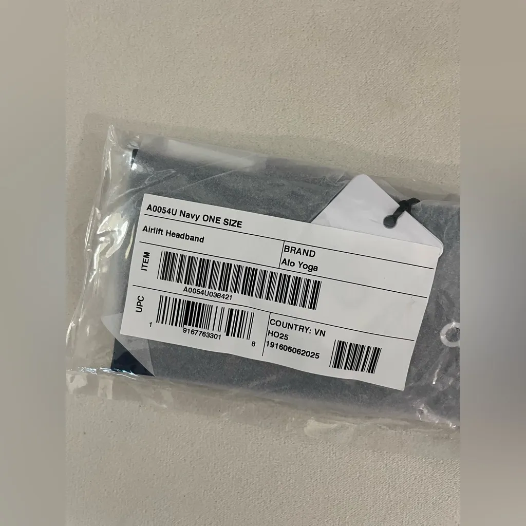 ALO Yoga NWT Airlift Headband Navy Blue Grips and scrunched back White Alo Logo - Image 9