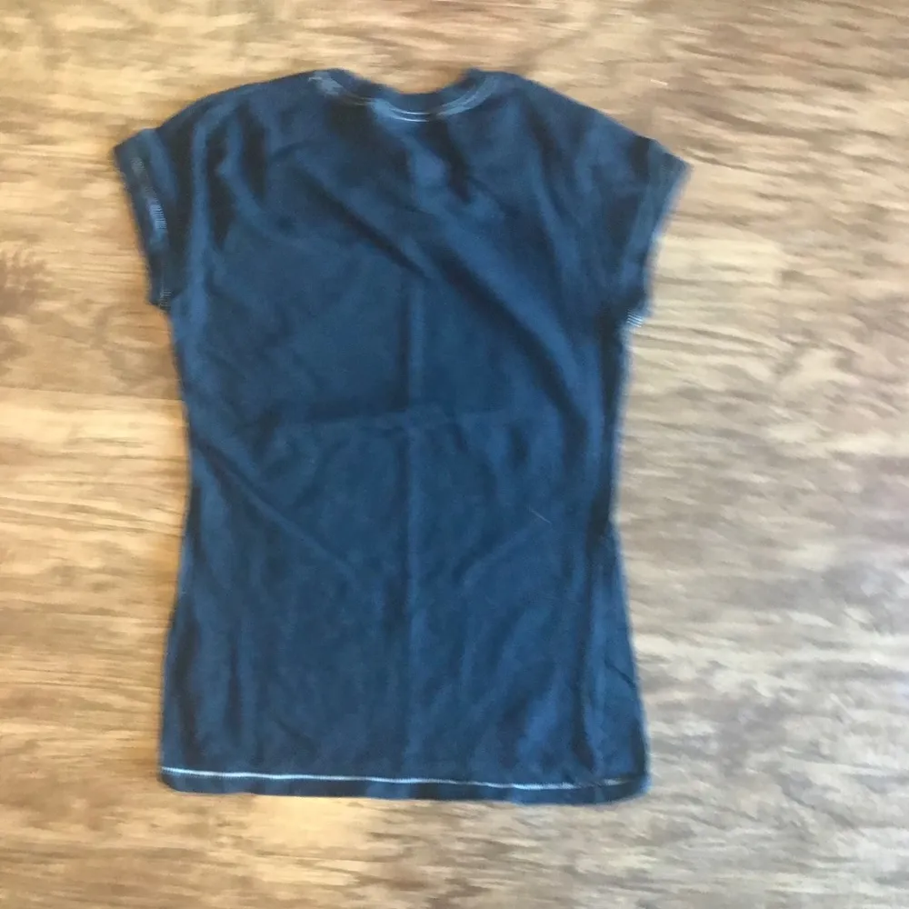 Hard Rock Cafe love all serve all graphic T-shirt - Image 3