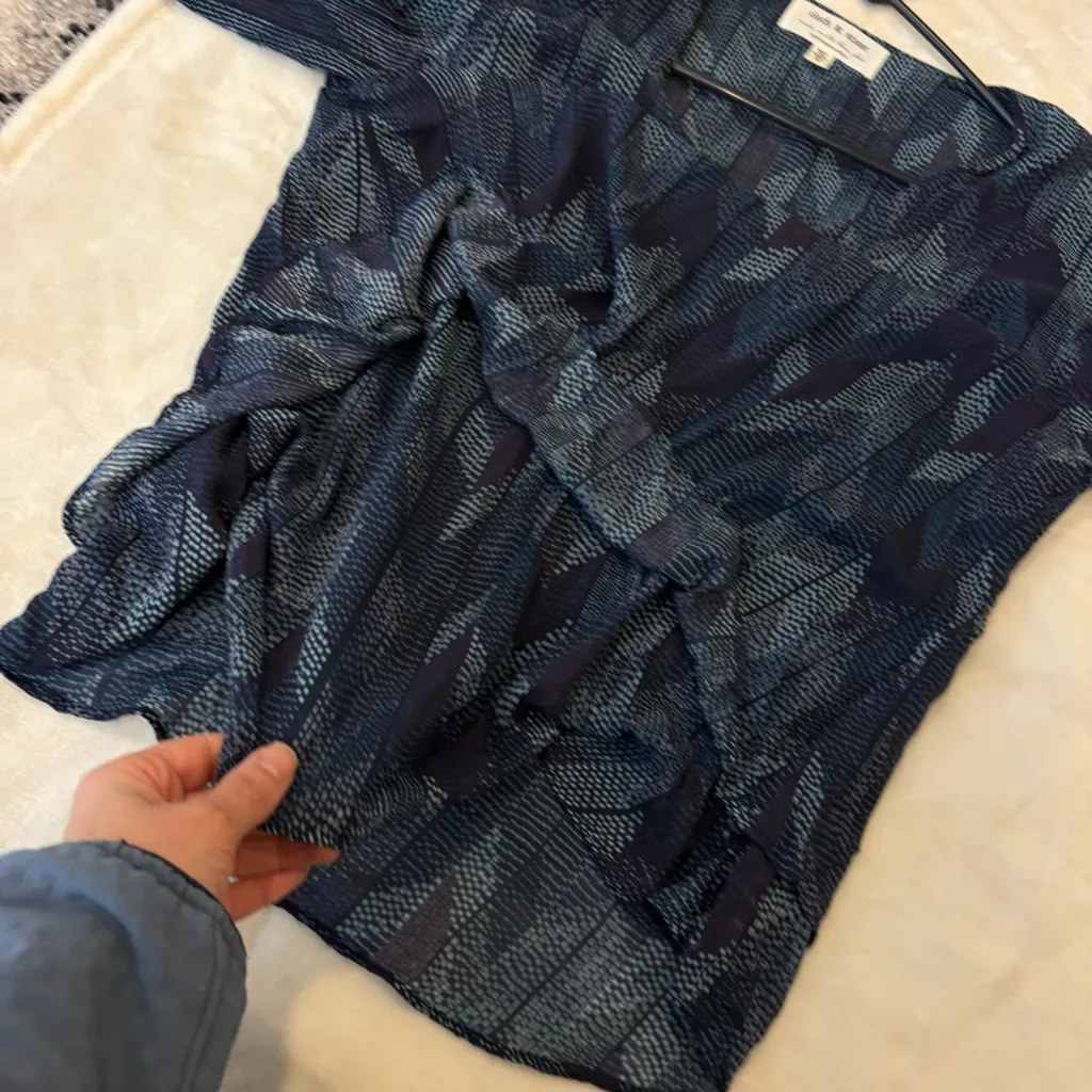 Anthropologie Cloth & Stone Blue Dotted Herringbone Flowy Rayon Blouse Small - Image 8