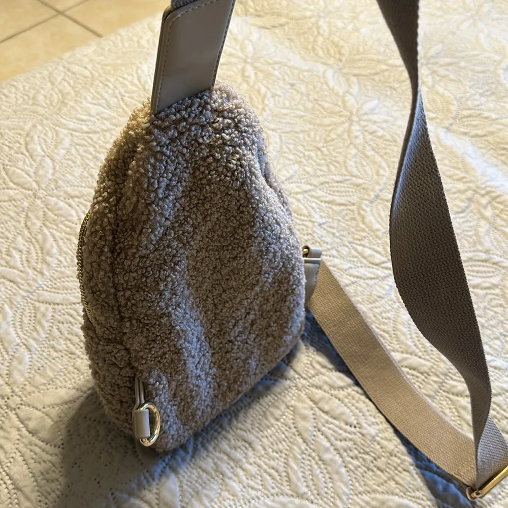 Ladies mocha colored sling back purse. new - Image 5