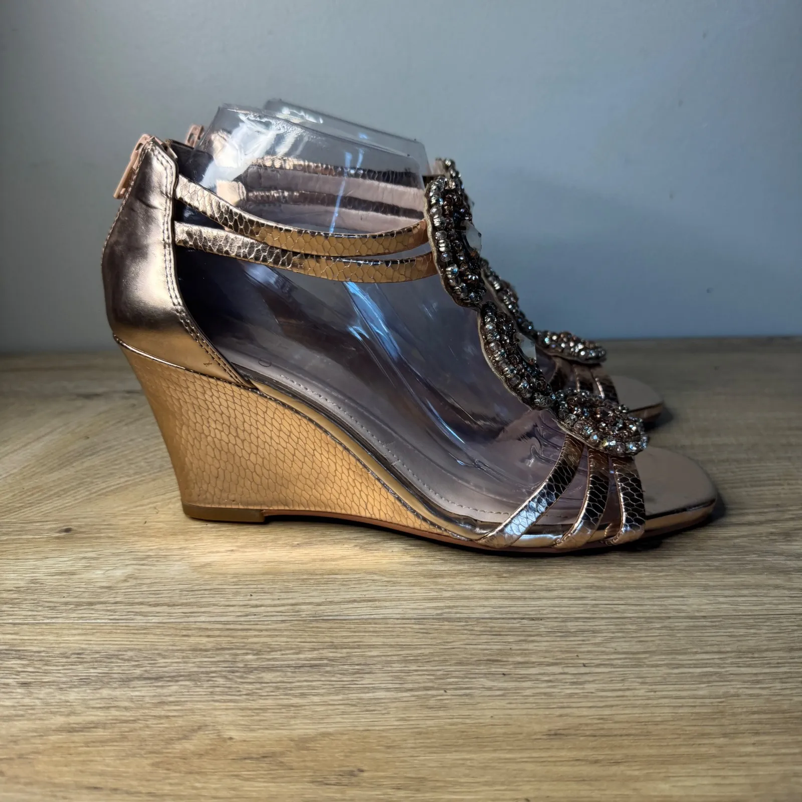 Vince Camuto 8W‎ Rose Gold Wedge Sandals Crystal Rhinestone Embellished Glam - Image 2