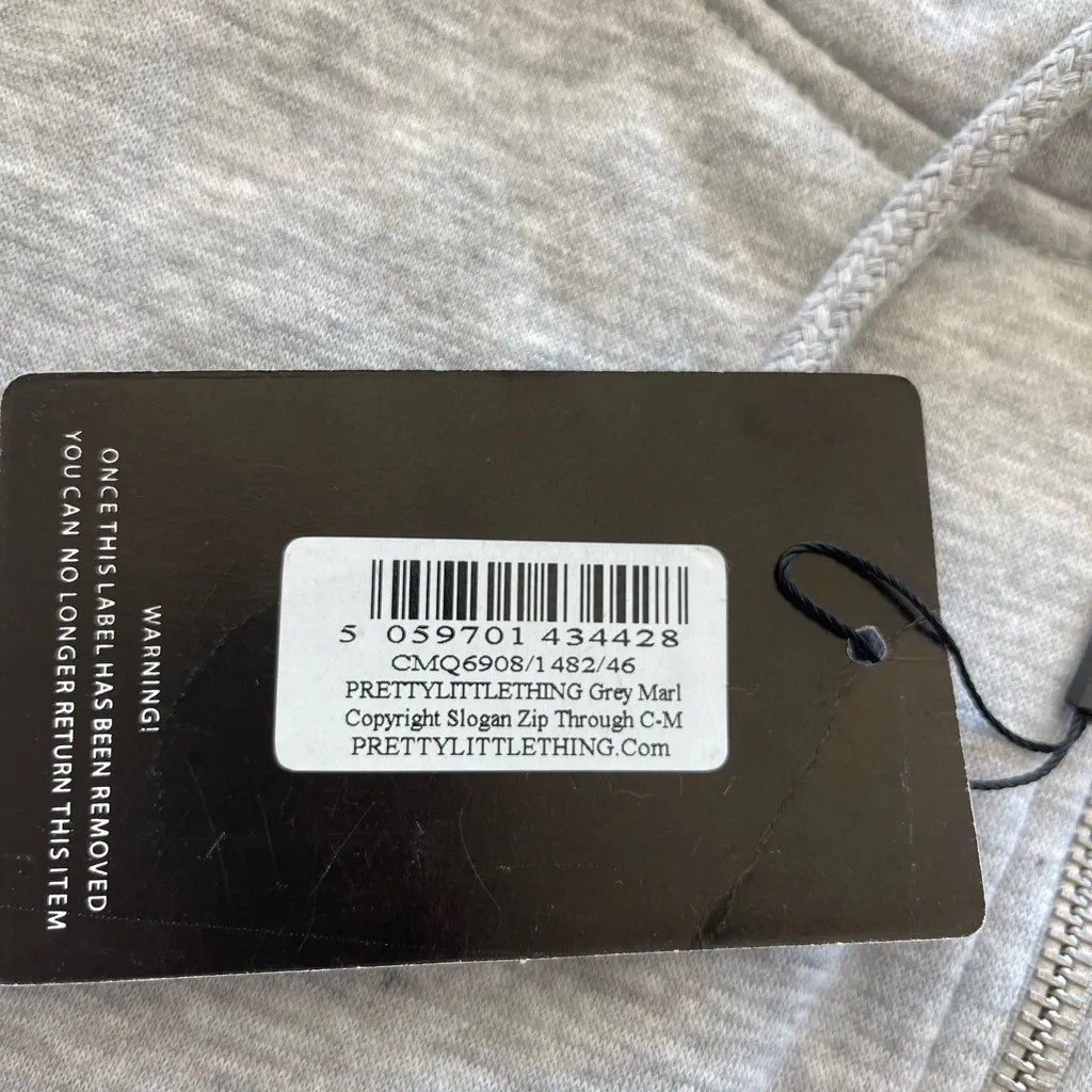 PRETTYLITTLETHING GREY MARL COPYRIGHT GRAPHIC ZIP THROUGH CROPPED HOODIE M - Image 5