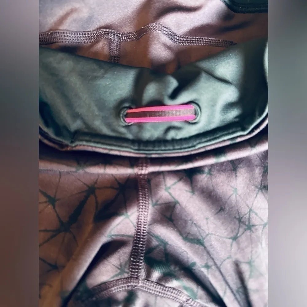 - LULULEMON star crossed pattern leggings Sz6 - Image 5