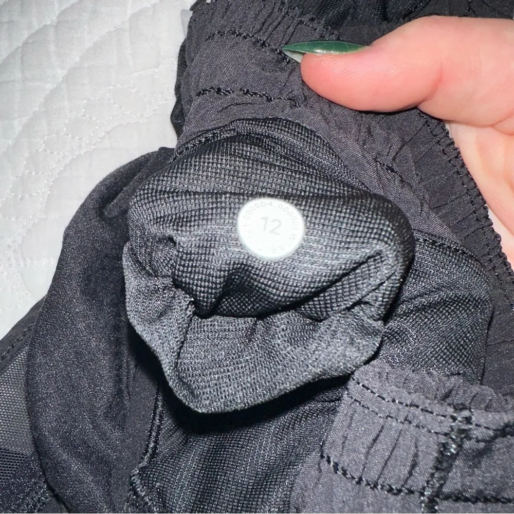 Lululemon Hotty Hot Low-Rise Lined Short 2.5". 12 Tall. Black. - Image 10