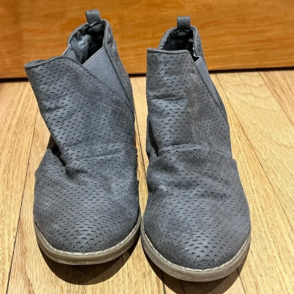Report Women’s Gray booties Size 7.5 - Image 2