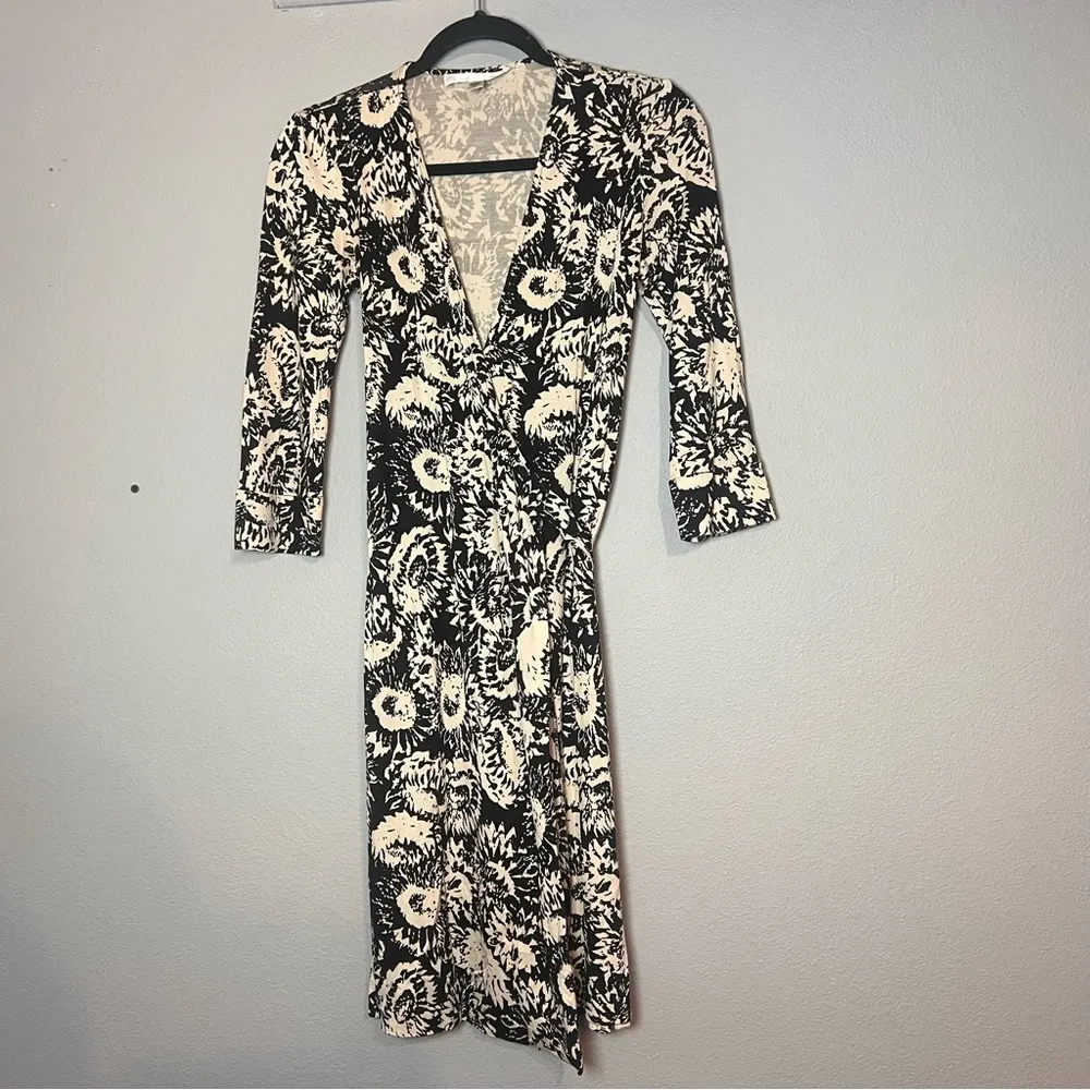 Diane vonFurstenberg Vintage DVF Wrap Dress Silk Floral Black Cream Size 8 - Image 2