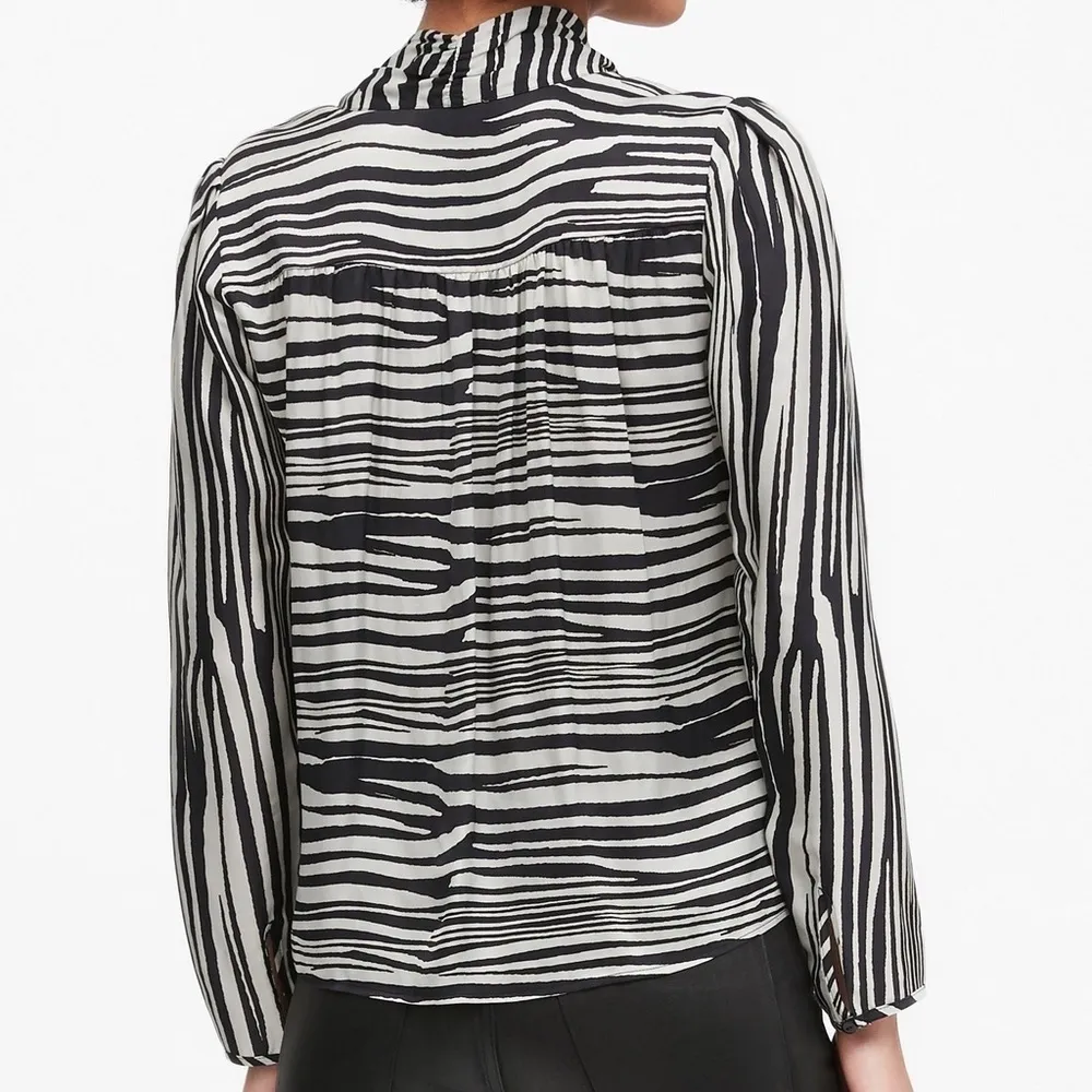 Banana Republic NWT Zebra Print Mock Neck Tie Ling Sleeve Blouse Size XS - Image 2