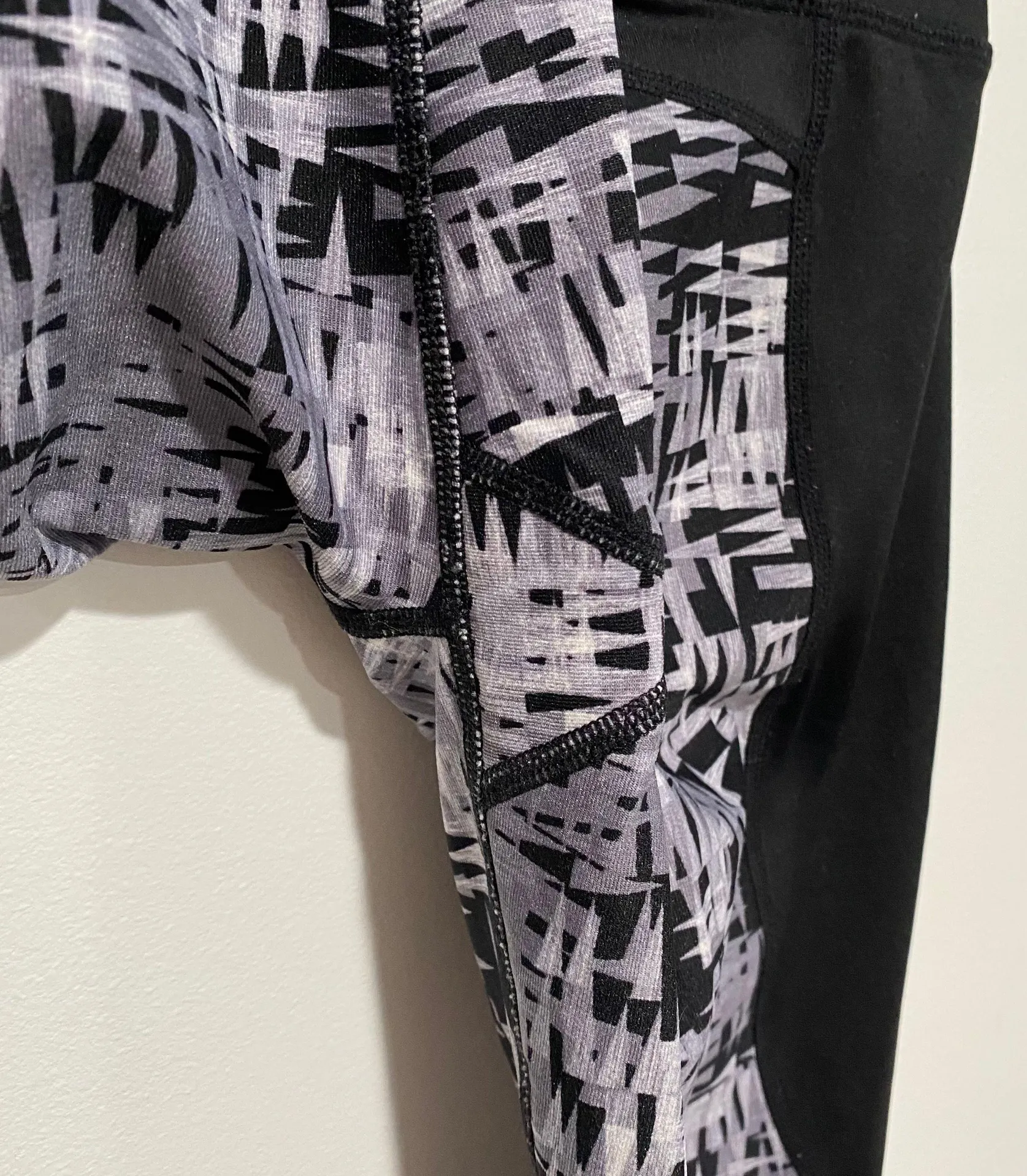 Black Gray Etchblock Patterned Leggings Small - Image 6