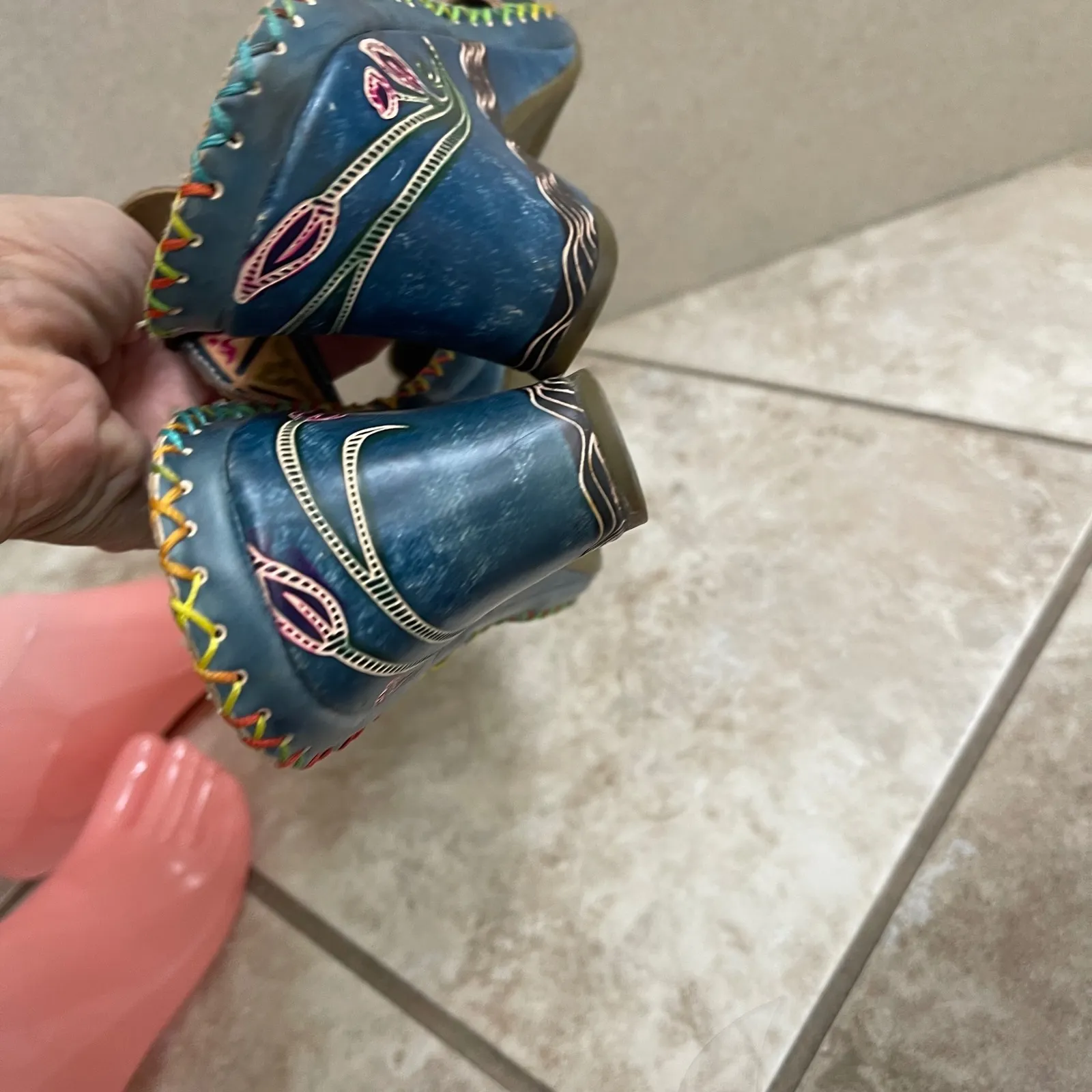 Corkys by elite Navajo T Strap Leather Floral Accent Heel Sandals Sz 10 EUC Blue - Image 6