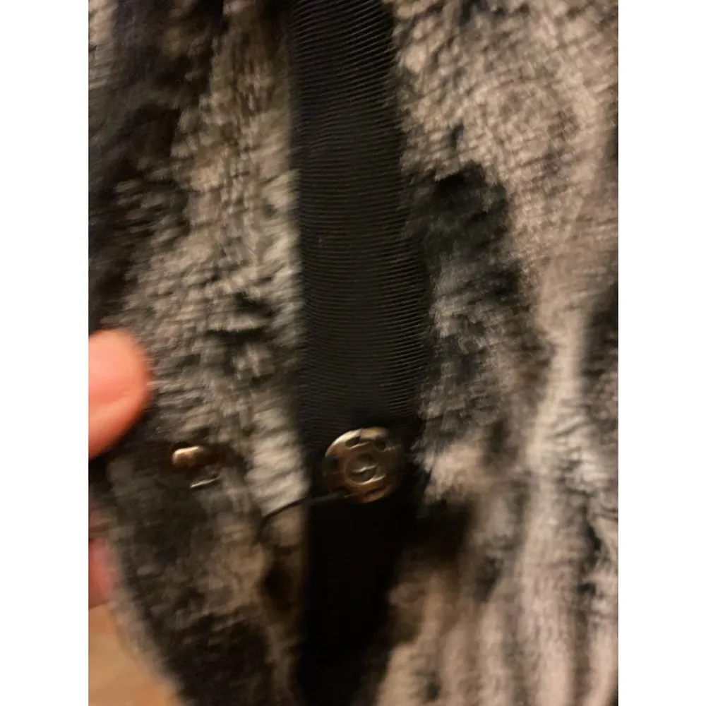 Tahari faux fur snap closure shawl collar size L - Image 3