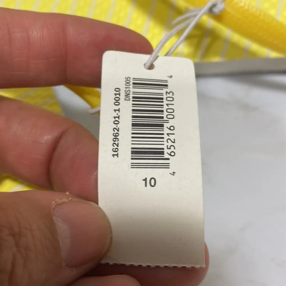 Gap  yellow flip flops size 10 - Image 6