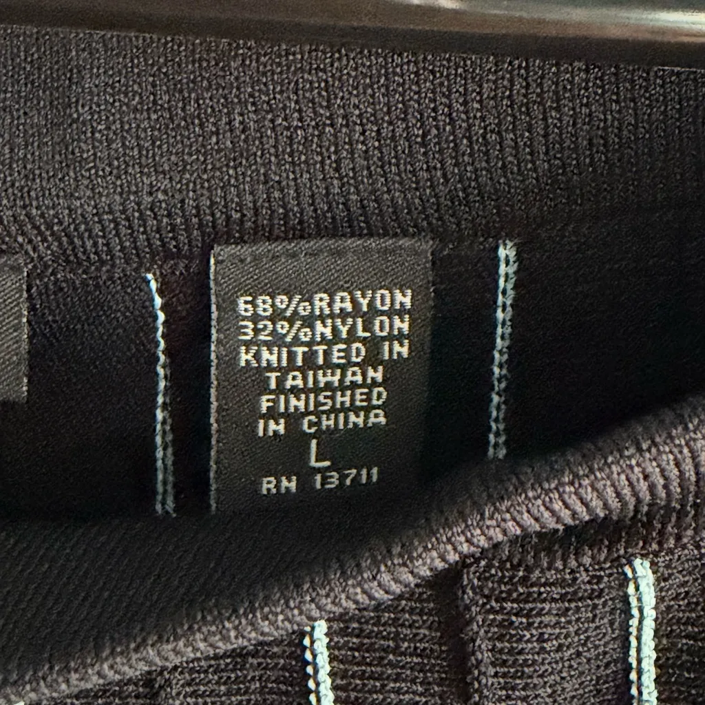 VALERIE STEVENS Knit Pleated Black Skirt =SIZE L= Vertical Stitch Detail - Image 2