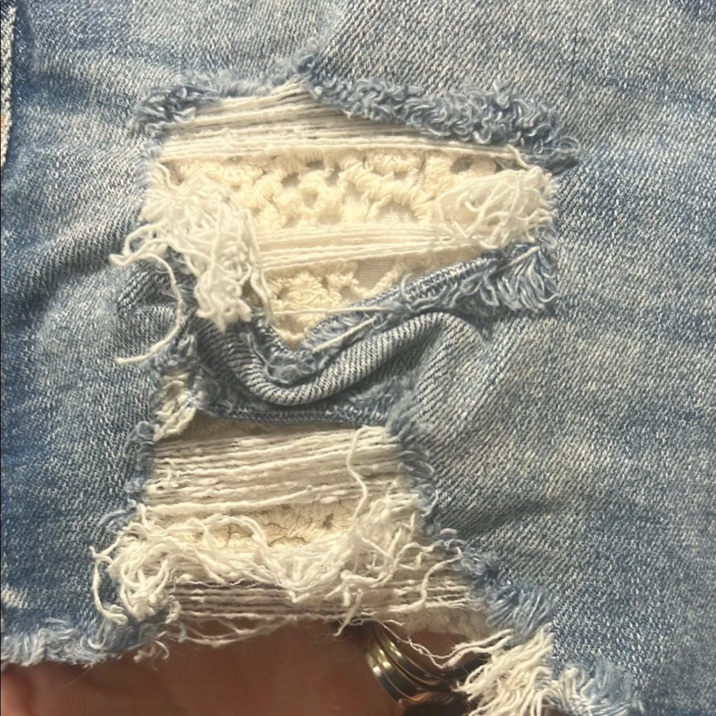 American Eagle Outfitters Light Blue Distressed Jean Shorts w/Frayed Hem, Size 6 - Image 4