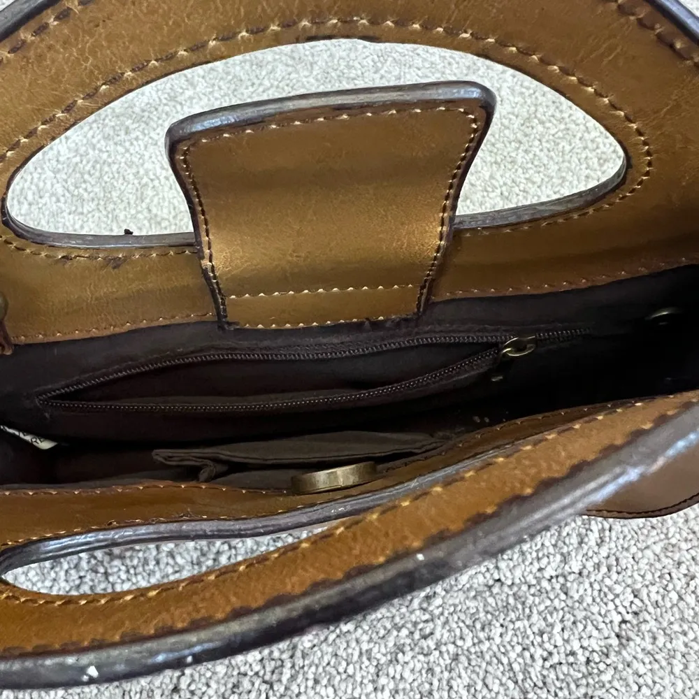 VINTAGE Y2K ✨✨ vegan leather✨ embossed and riveted camel handbag purse - Image 8